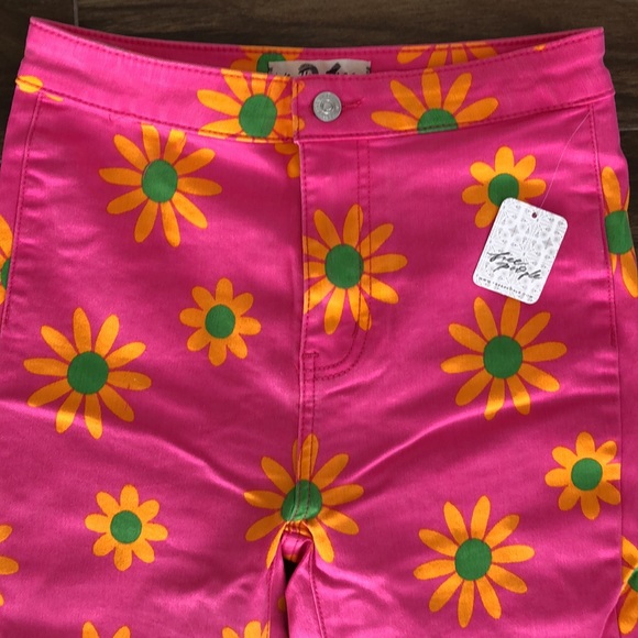 NWT Free People/We The Free Youthquake Printed Crop Flare Jeans - Lipstick Combo - Picture 9 of 14